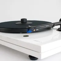 Music Hall MMF-5.3 WH (biały). Gramofon manualny. - 2